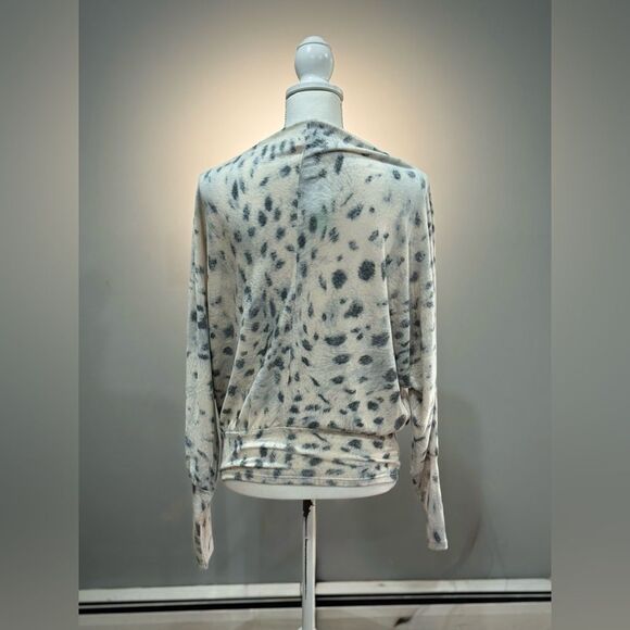 Cream Kaileigh Shoulder Zipper Detail Knit Top Size M NWT - Picture 2 of 7